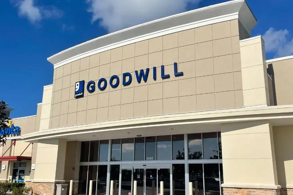 Goodwill - Waterford Lakes in Orlando, FL